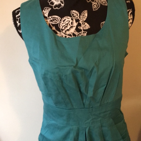 Beautiful very fitted Dress w/ Pleated Neckline. - Picture 2 of 5